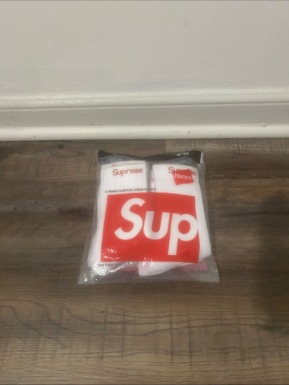 Supreme x Hanes White Crew Socks - 1 Bag =4 pairs cushion crew socks